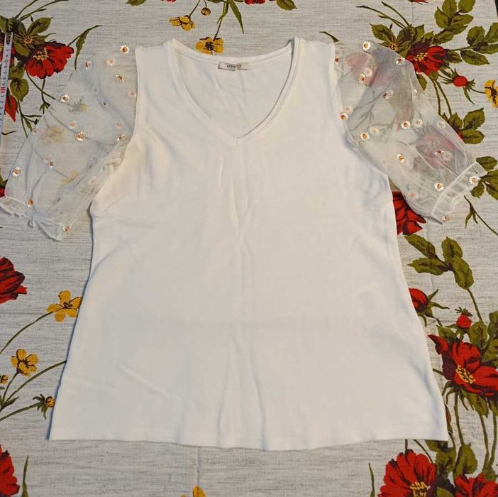 Biała koszulka - rękawy w stokrotki