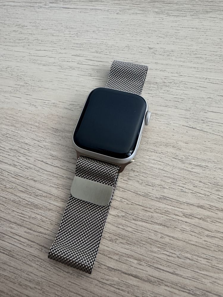 Apple Watch SE zlota bransoleta