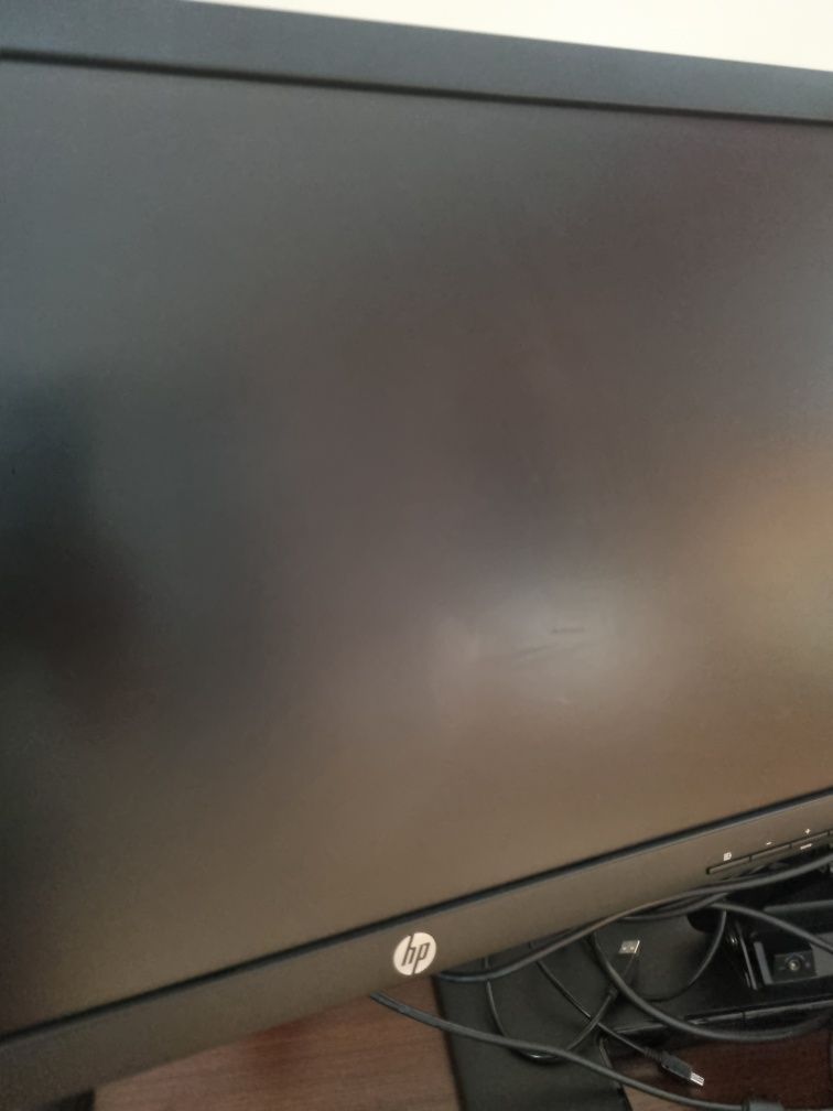 Monitory HP z podstawą