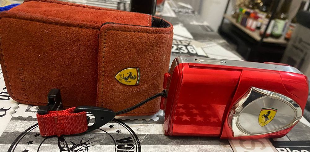 Câmara fotográfica Olympus Ferrari Edição Limitada