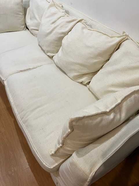 Sofá branco da AREA
