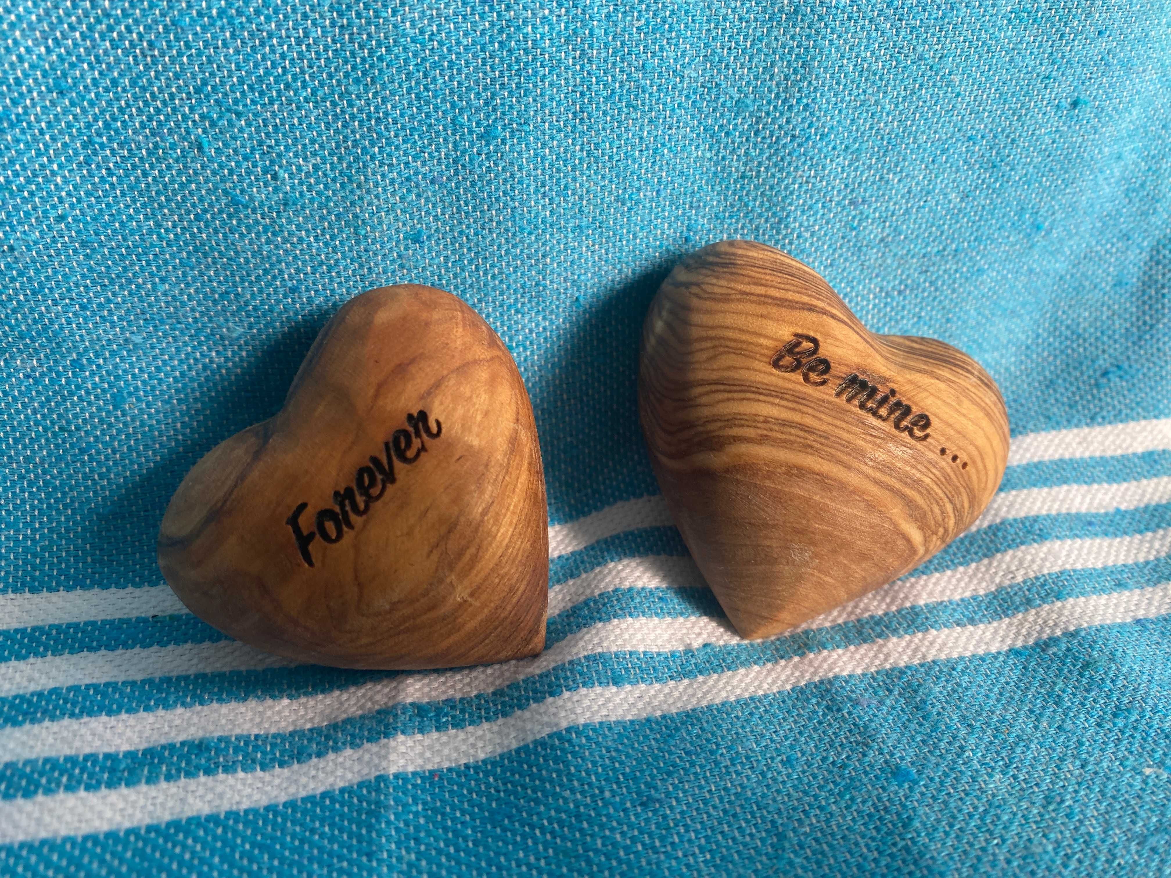 Grawerowane serca "Be mine... Forever" z drewna oliwnego SOLTAKO