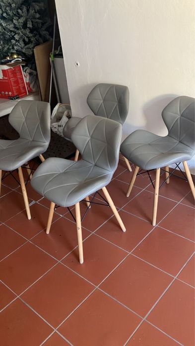 Cadeiras cinzentas