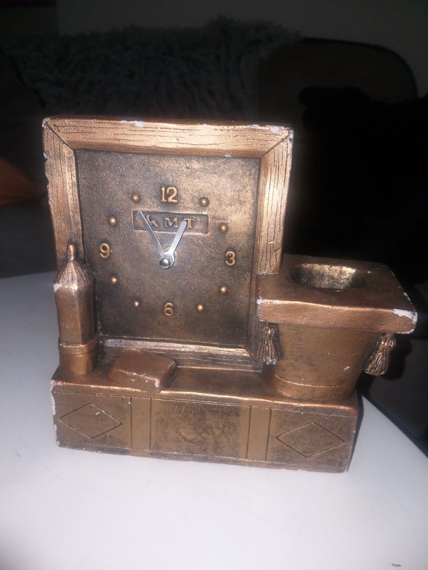 Stary ceramiczny zegar na baterie z wazonikiem