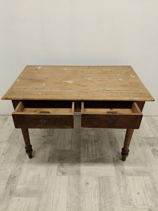 stary drewniany stół wiejski do kuchni altany siedliska pergoli