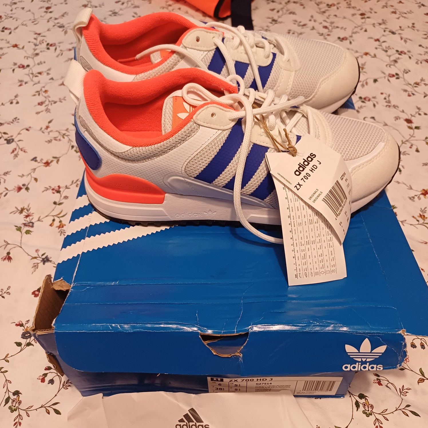 Ténis Adidas ZX700 originais novos