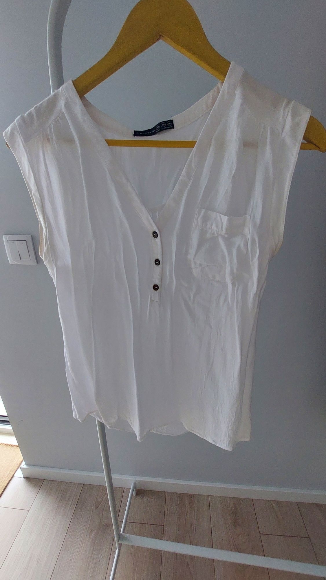 7Peças (3 Blusas e 4 vestidos tamanho M como novos)por 16€.