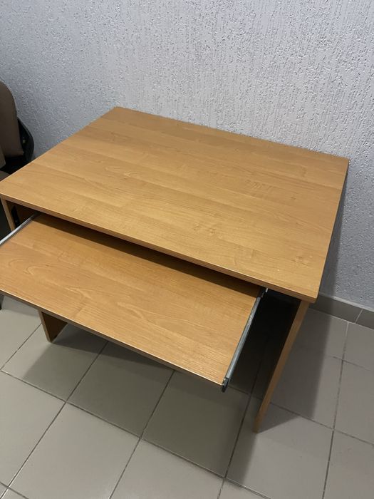 Стіл компʼютерний