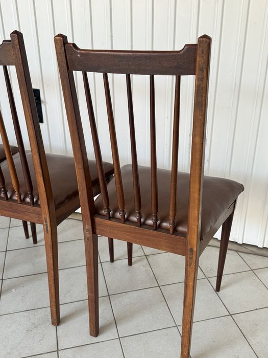 Conjunto de 4 cadeiras em madeira mogno com assento em couro castanho