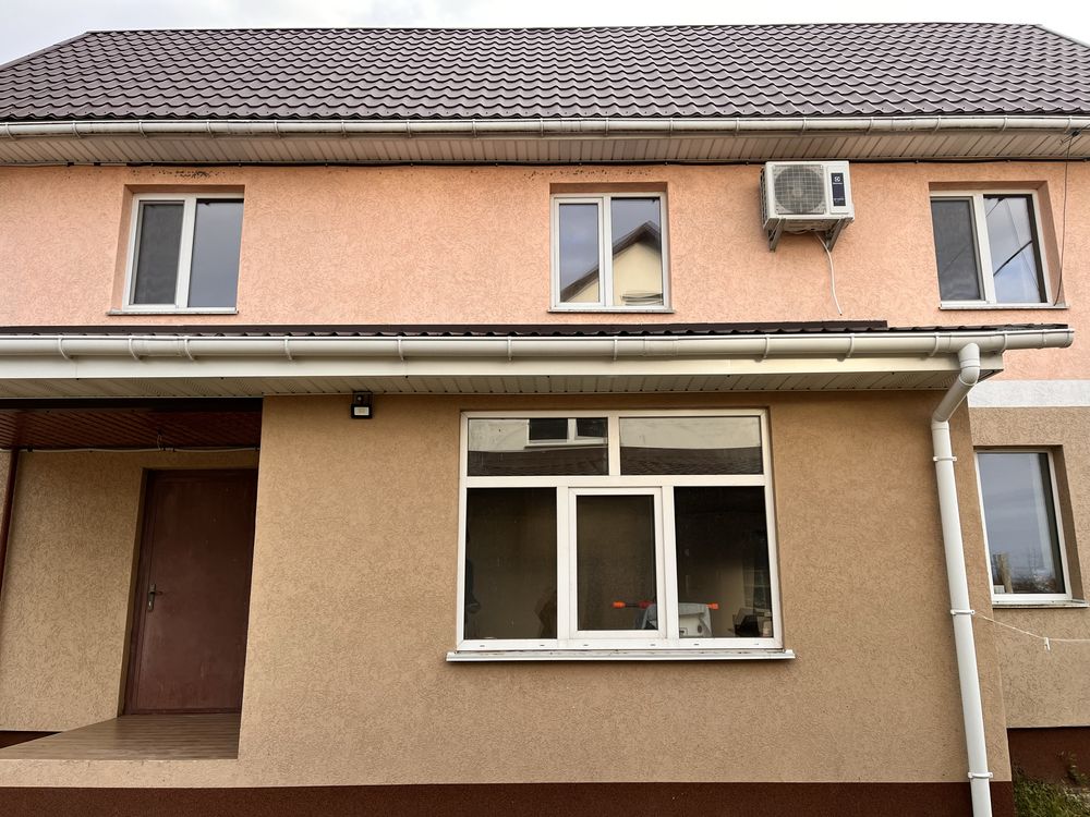 Продаж двох будинків за ціною одного
