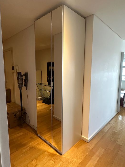 Guarda-roupa IKEA branco com espelhos – funcional e elegante