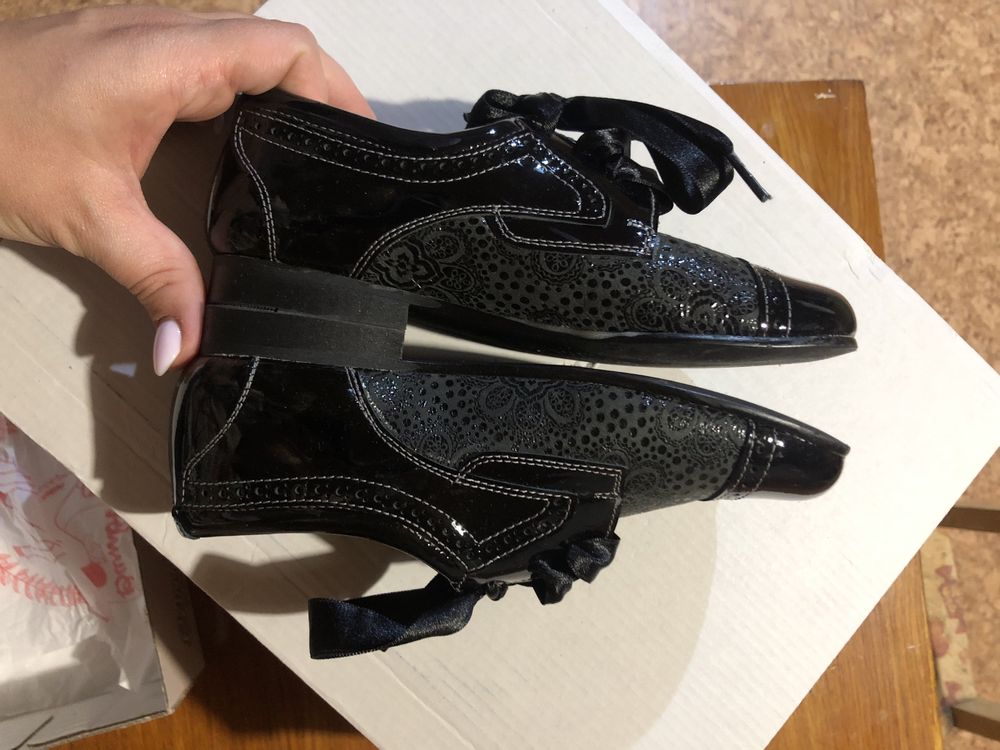 Гарні чорні туфлі на дівчинку 30 розмір