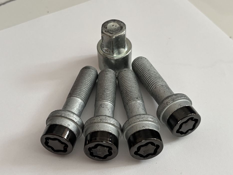 Śruby zabezpieczające 14x1,5x45