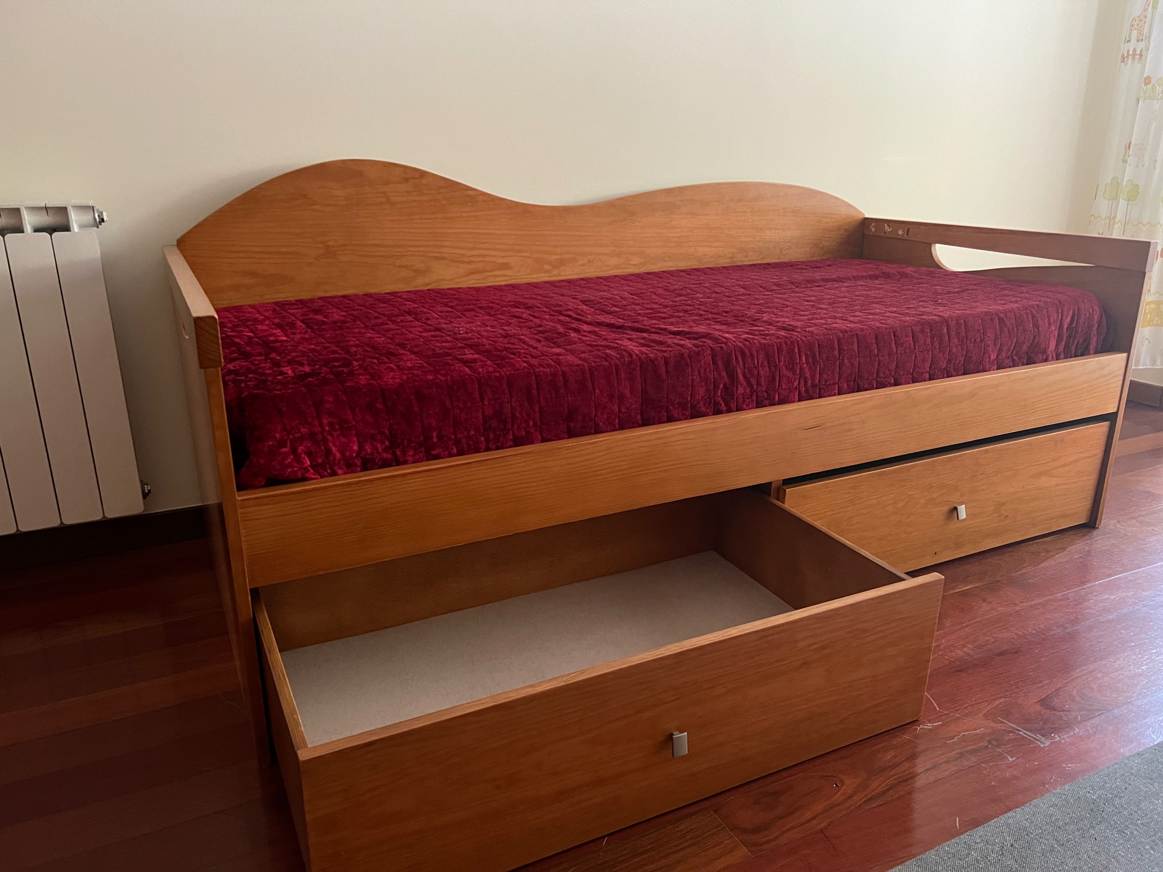 Conjunto: Cama com colchão e secretária.