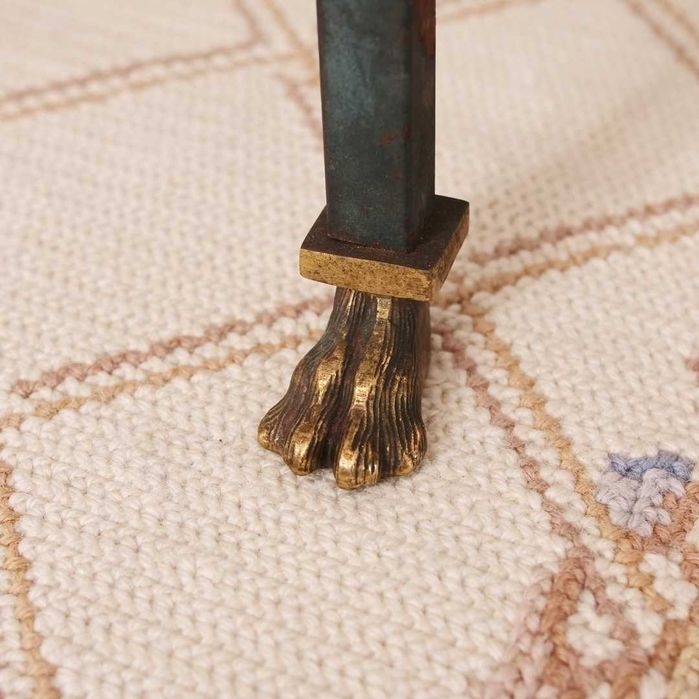 Coluna em ferro com tampo de mármore verde e patas de leão