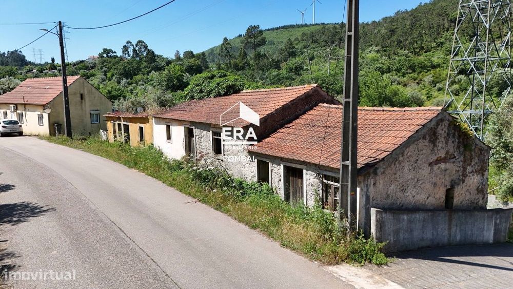 Moradia para reconstrução inserida em terreno de 858m2 em Ansião