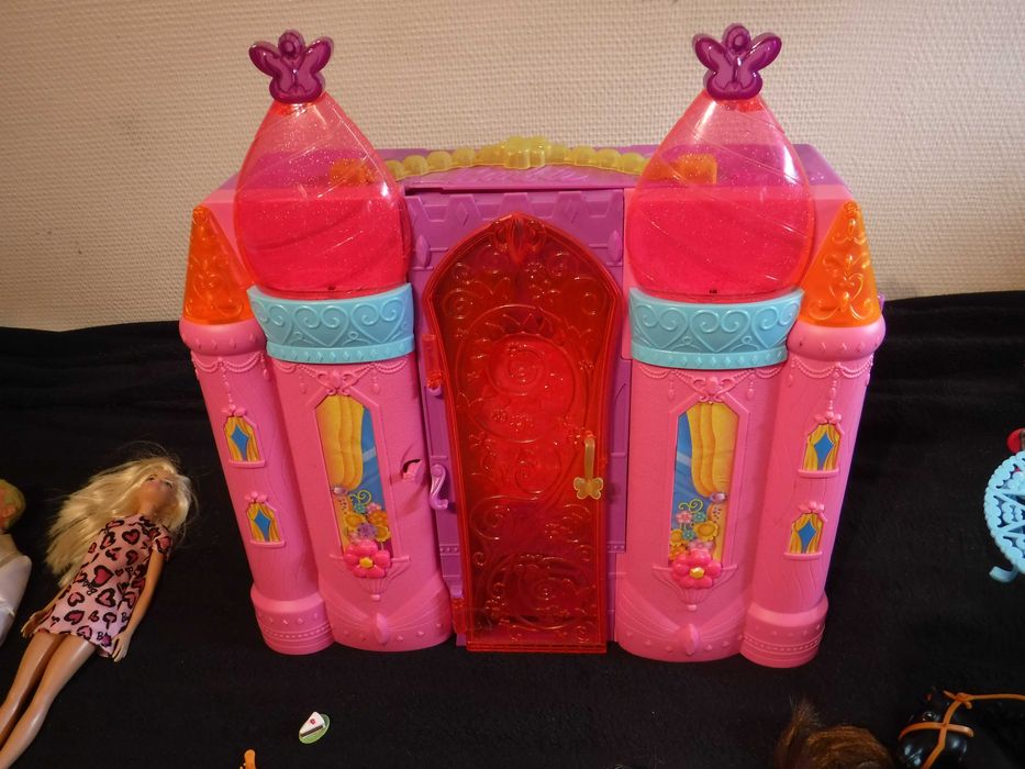 Lalki  barbie  i Ken  z pałacem  <  P