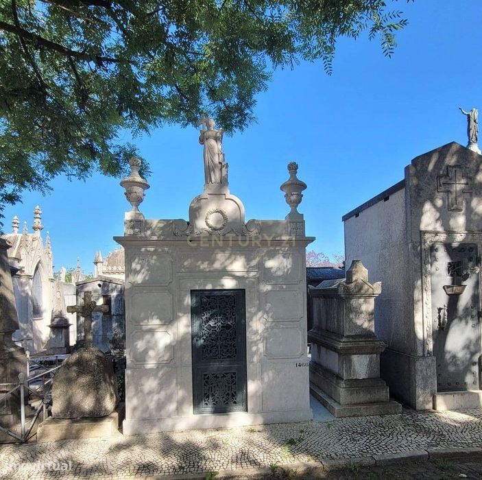 Jazigo Familiar com 8 Lugares | Cemitério do Alto de São João