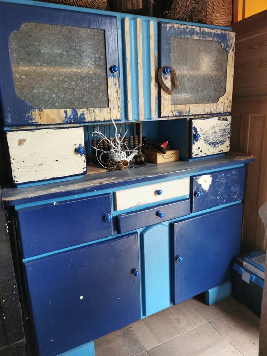 Kredens PRL do renowacji.