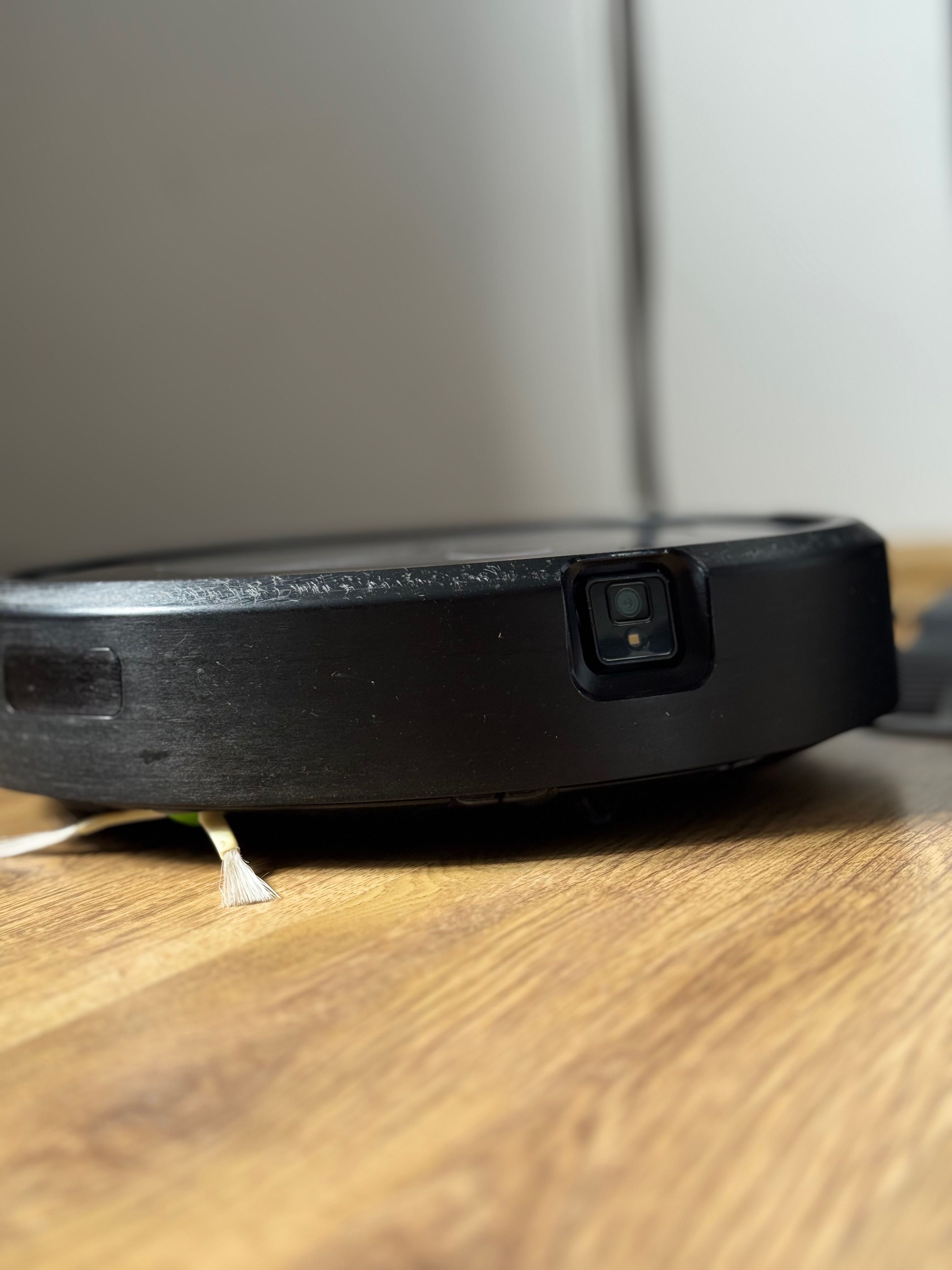Робот пилосос iRobot Roomba j7+ (із базою самоочищення)