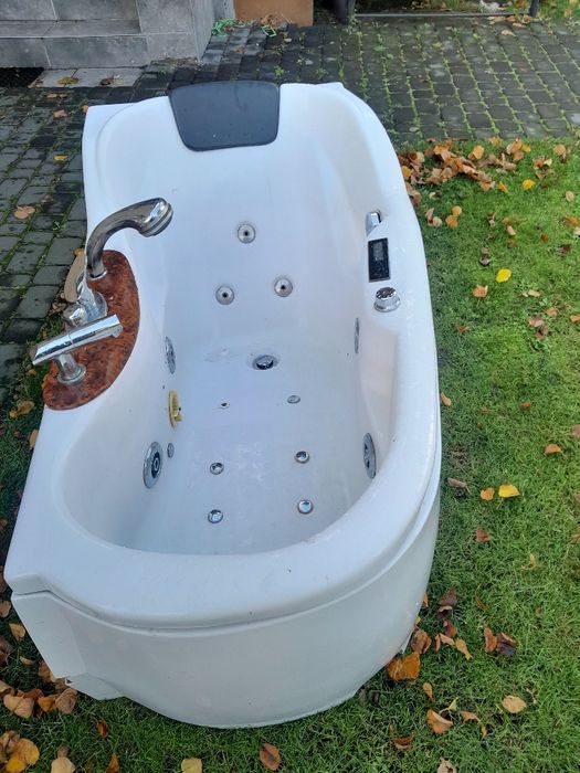 Sprzedam  wannę z hydromasażem 150x 75