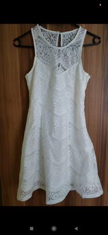 Biała koronkowa sukienka na lato