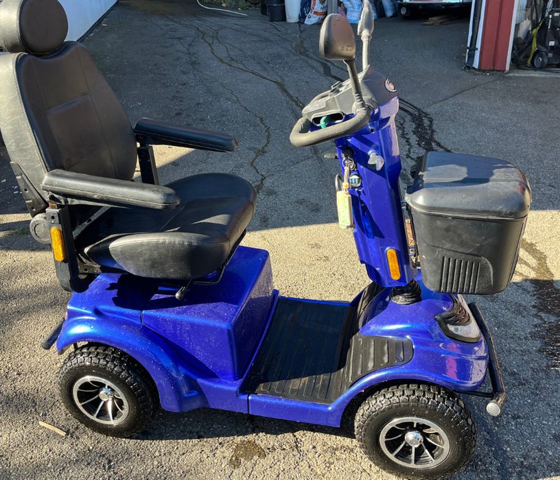 Wózek inwalidzki elektryczny dla osoby starszej lub niepełnosprawnej