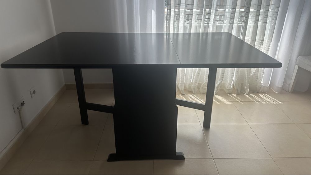 Mesa de jantar holandesa em madeira maciça