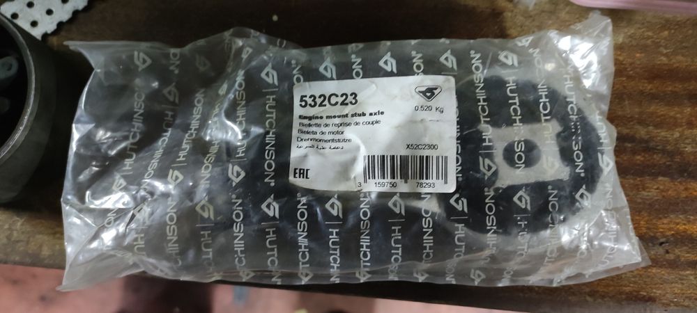Подушка (опора) двигателя правая верхняя 8200404271 Renault (RVI)