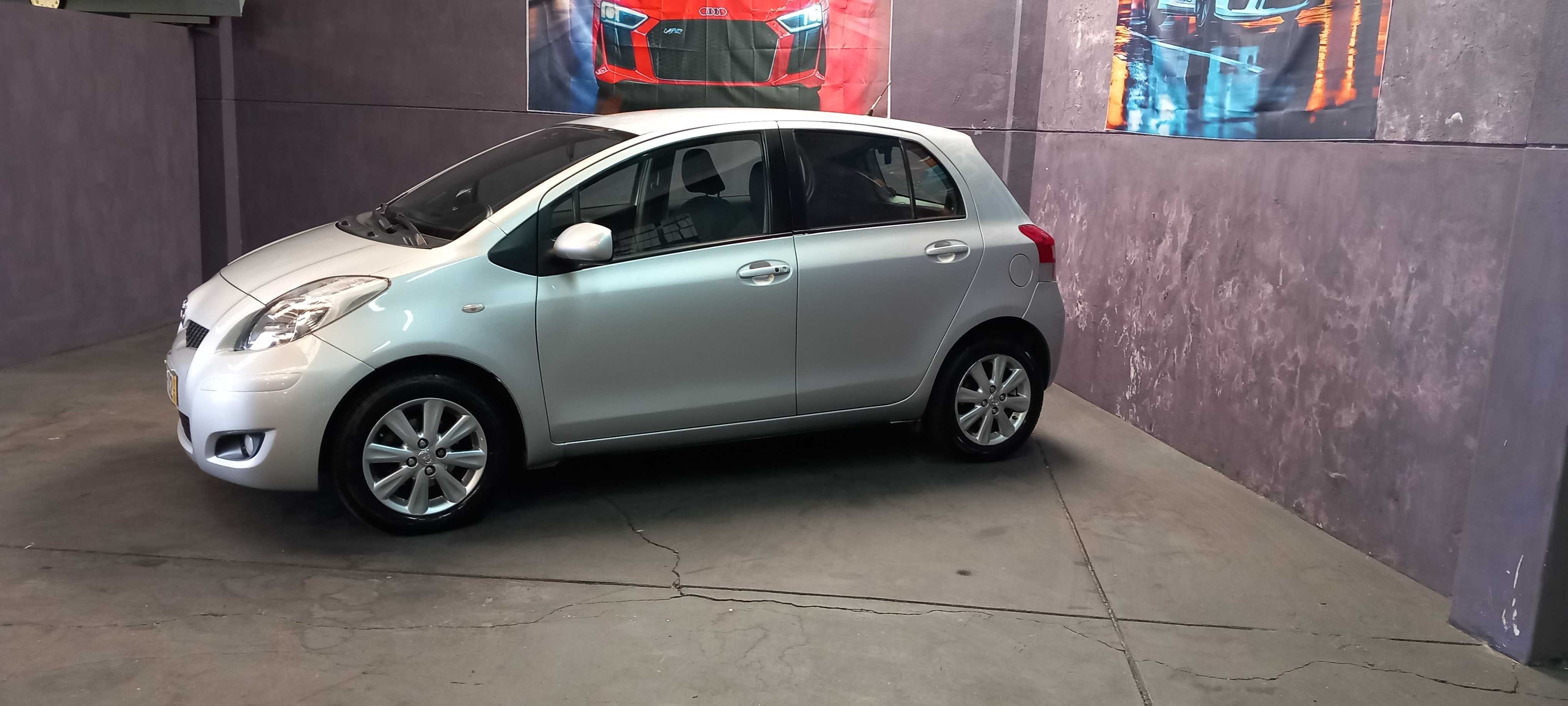 Toyota Yaris Automático + 80.000 Km + 1.3 VVTI + Nacional