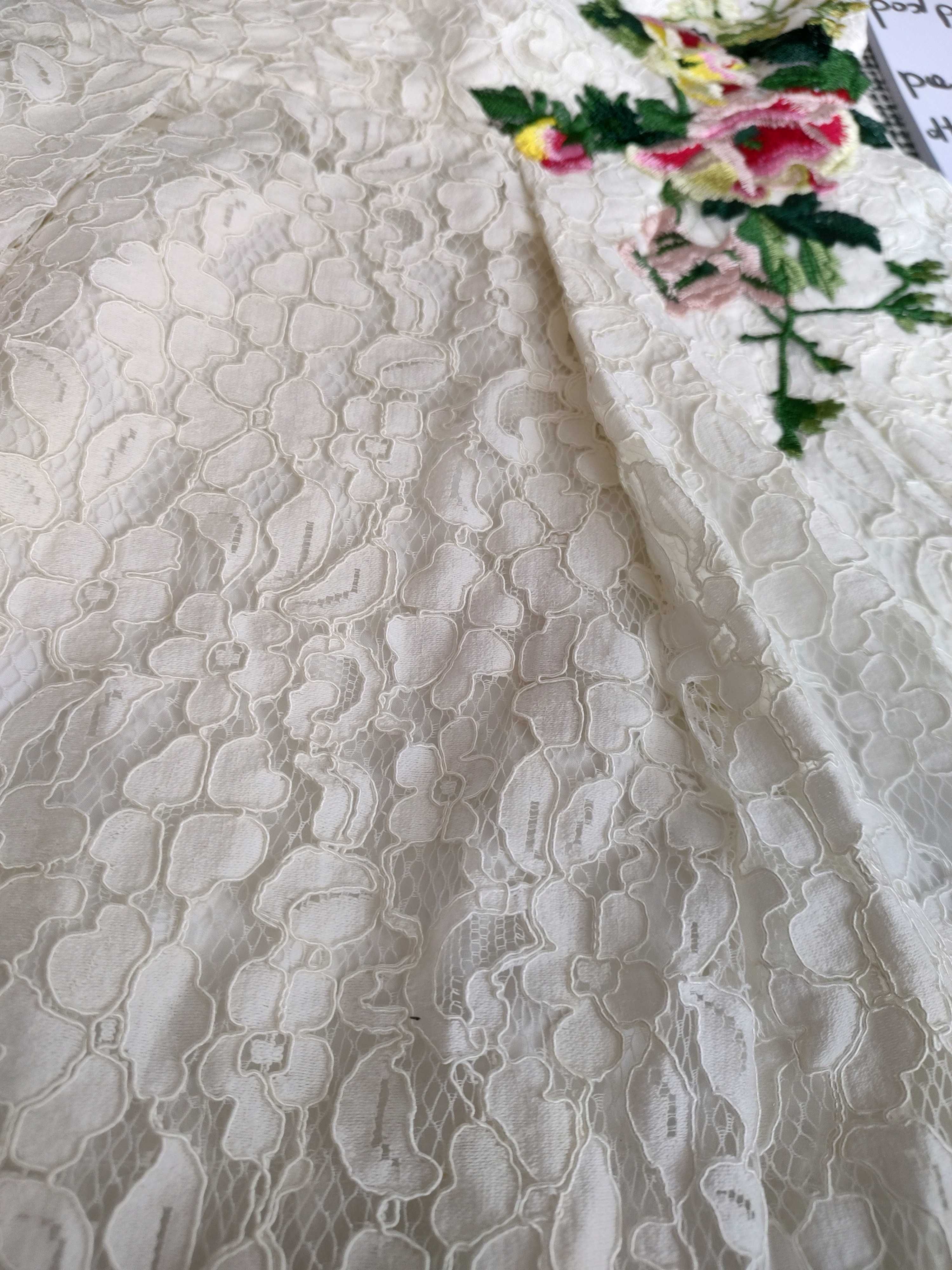 Biała sukienka koktajlowa w koronkę z haftem w kwiaty Little Mistress