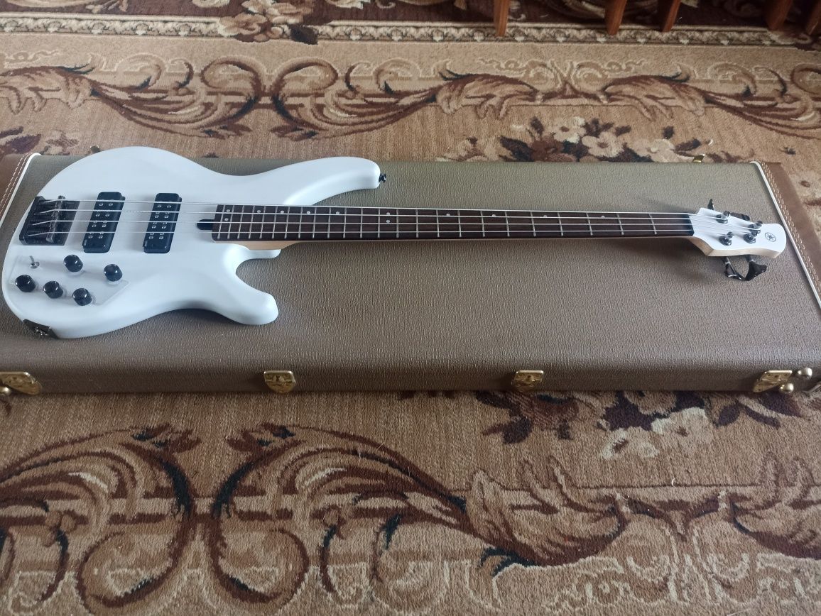 Bass guitar YAMAHA TRBX 504 (Бас гитара Ямаха) и чехол для гитары