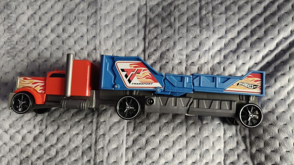 Auto Hot wheels z kraksą