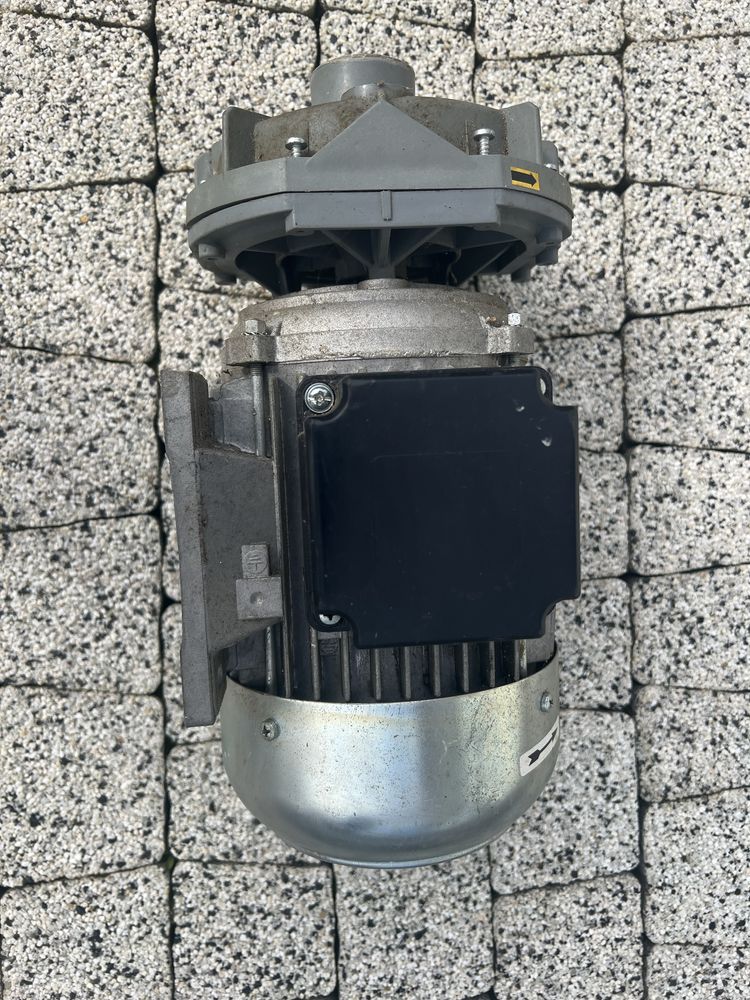 Silnik elektryczny 0,74 kw