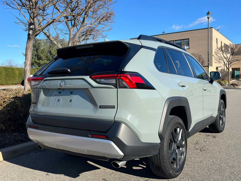 Toyota RAV4      2023