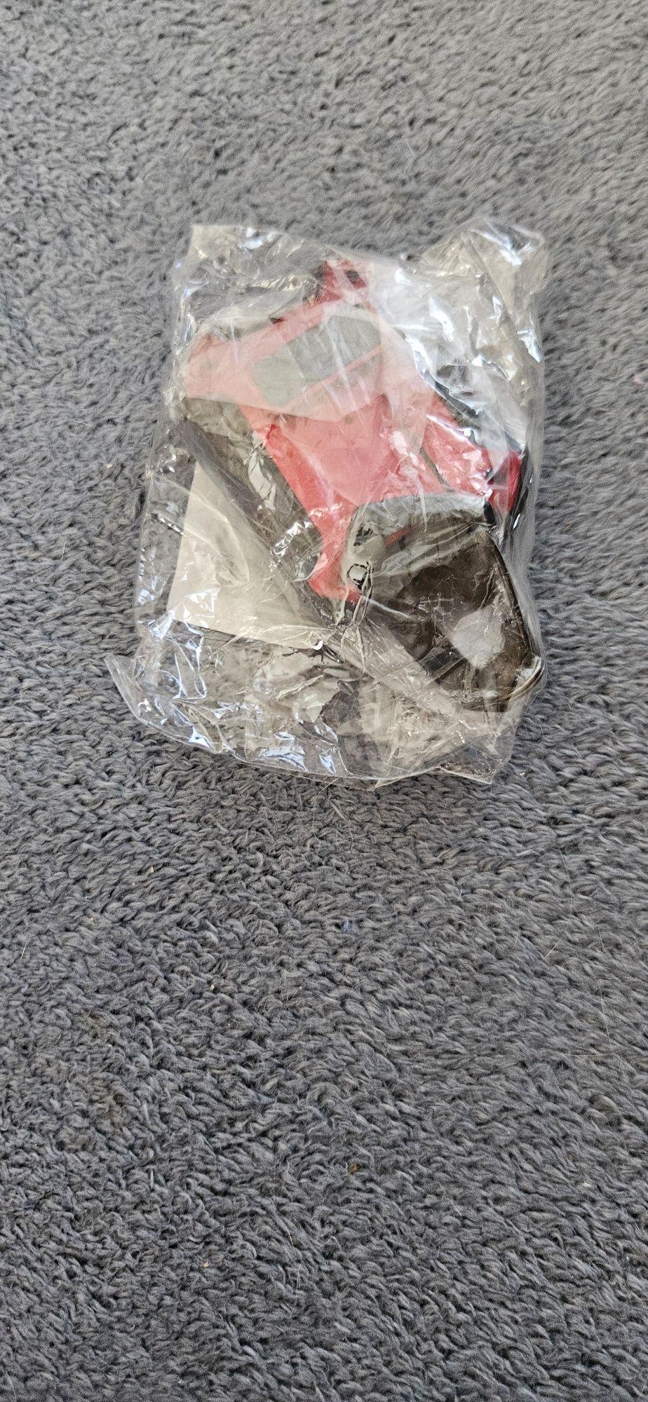 Czerwono czarne etui do słuchawek  airpods pro