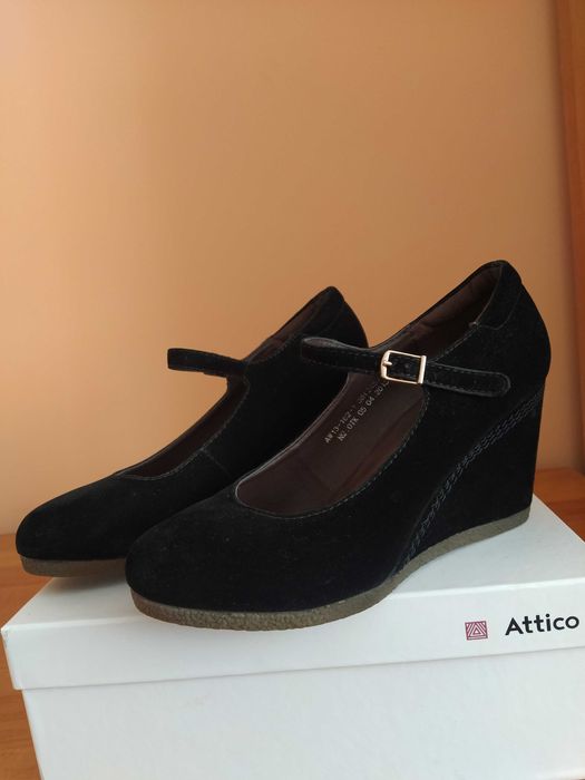 Замшеві чорні жіночі туфлі на танкетці