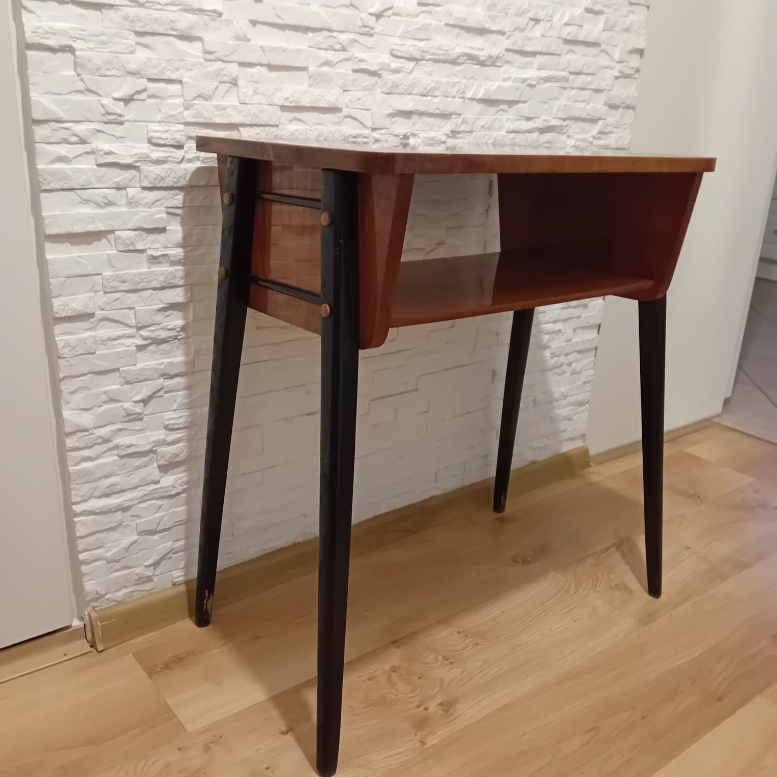 Stolik PRL pod radio, telewizor