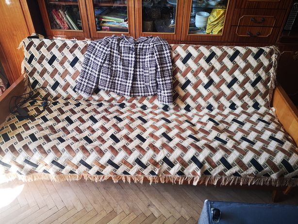 Старий диван на пружинах