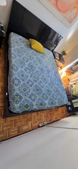 Cama de casal e cabeceiras