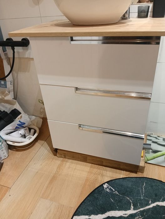 Sprzedam szafki łazienkowe