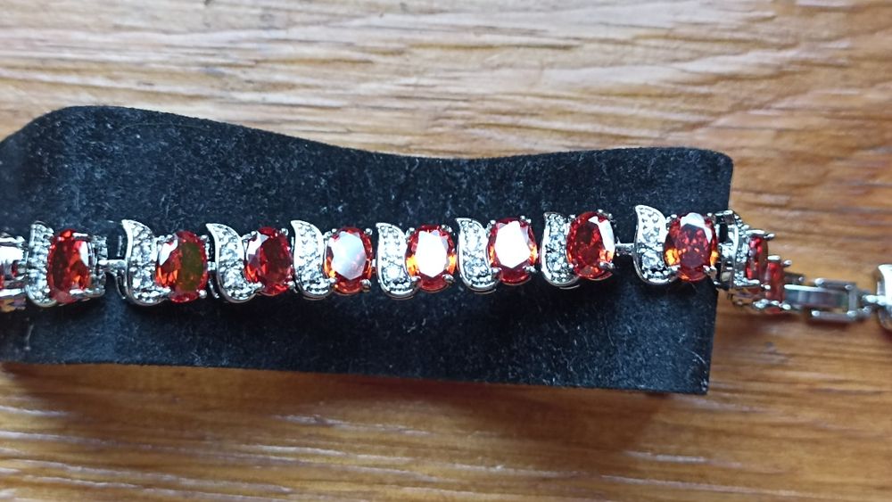 Браслет червоний гарний   без дефектів