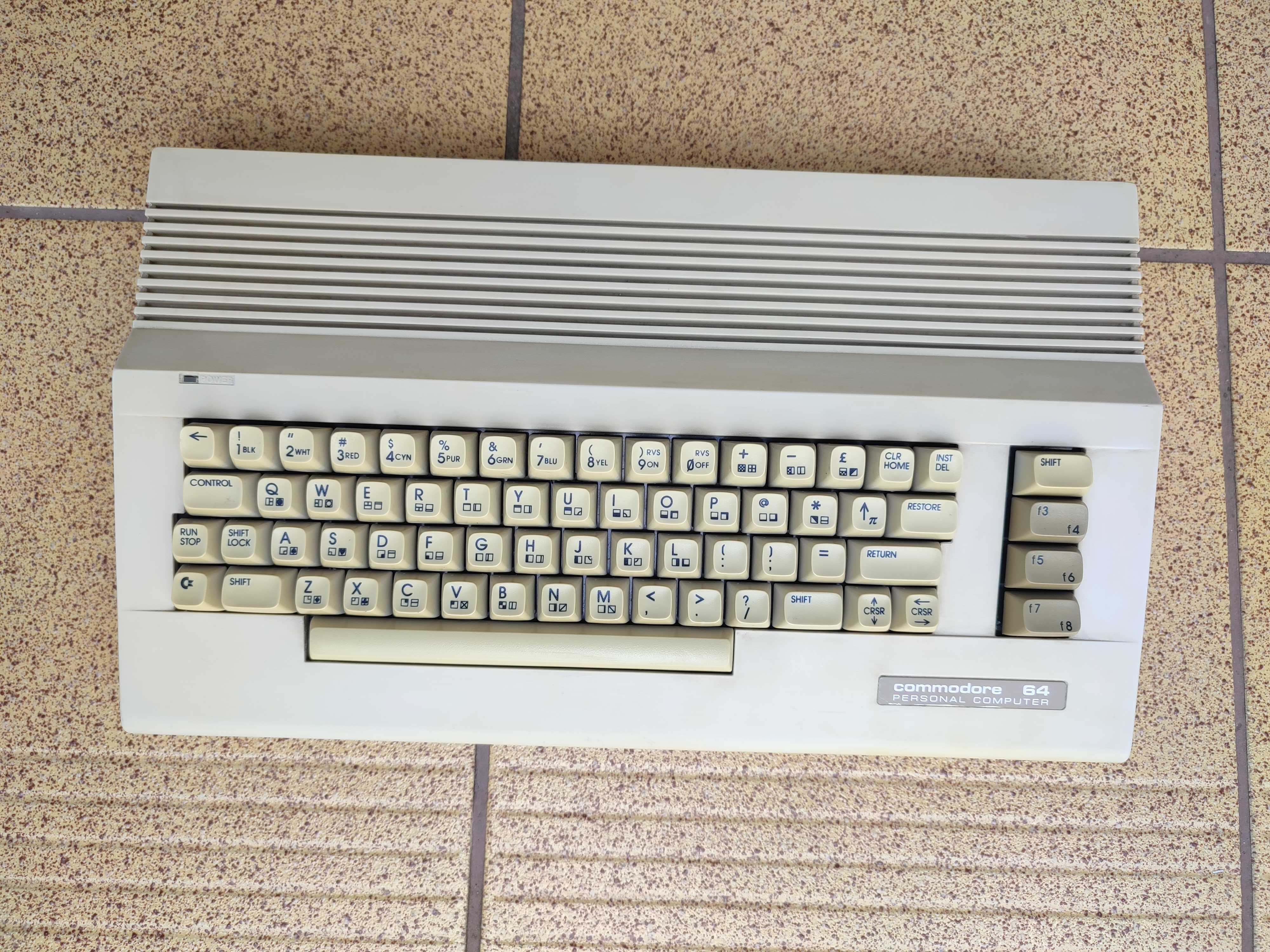 Commodore C64 w zestawie z magnetofonem i zasilaczem.