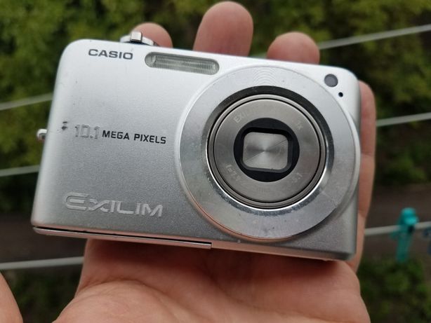 Casio Exilim Zoom EX-Z1050/робить шикарні фото-оптика дуже удачна.