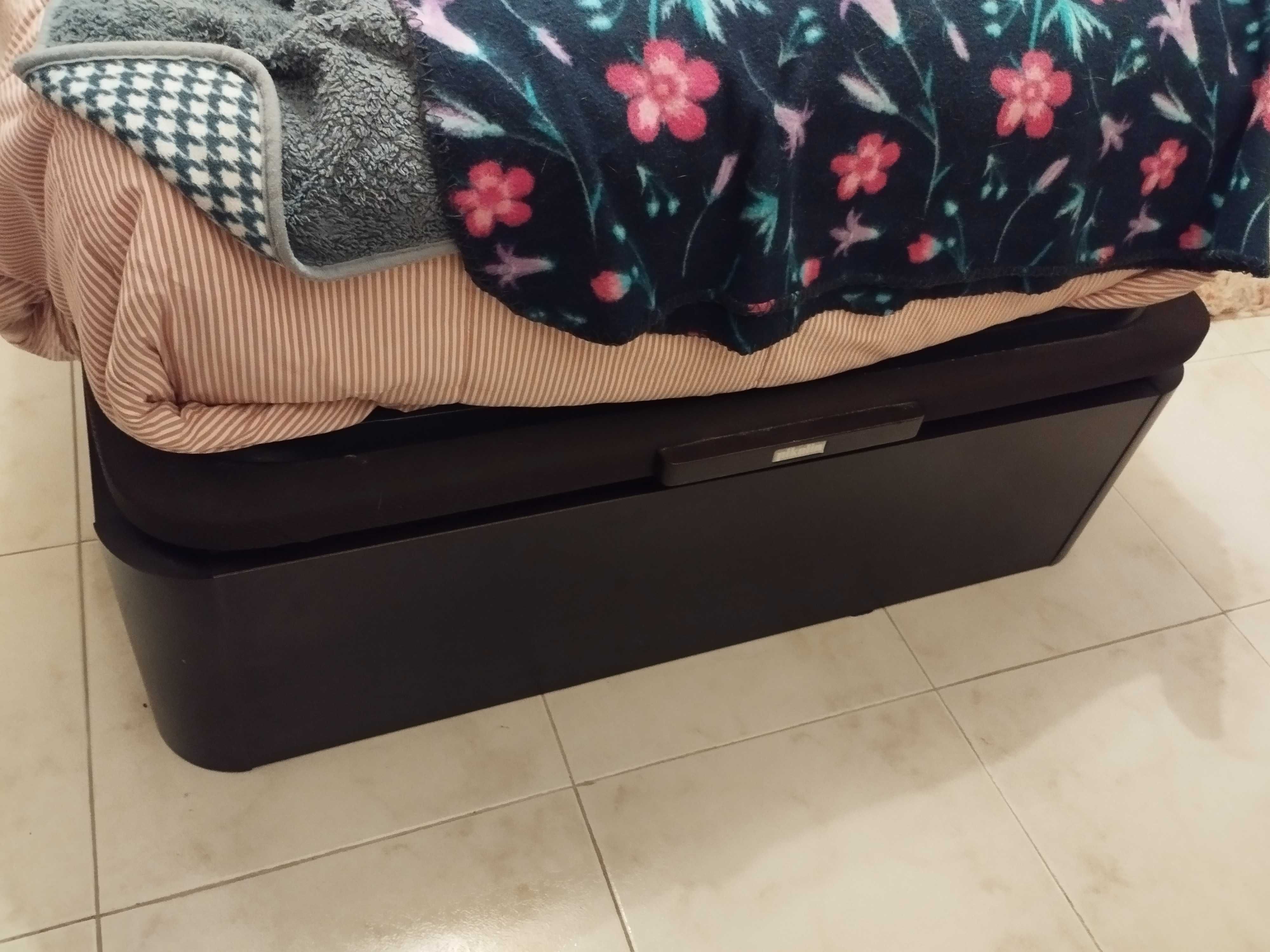 Cama solteiro com colchão e arrumação