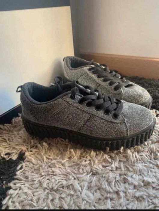 Sapatilhas pretas brilhantes