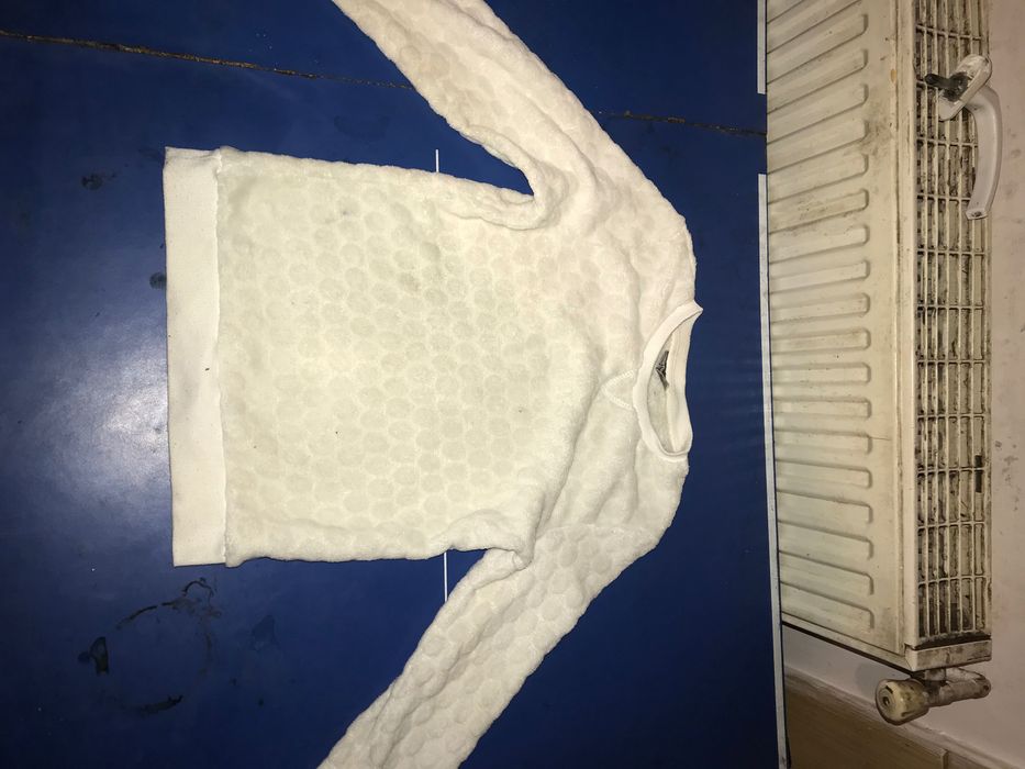 Biały sweterek dla dziewczynki