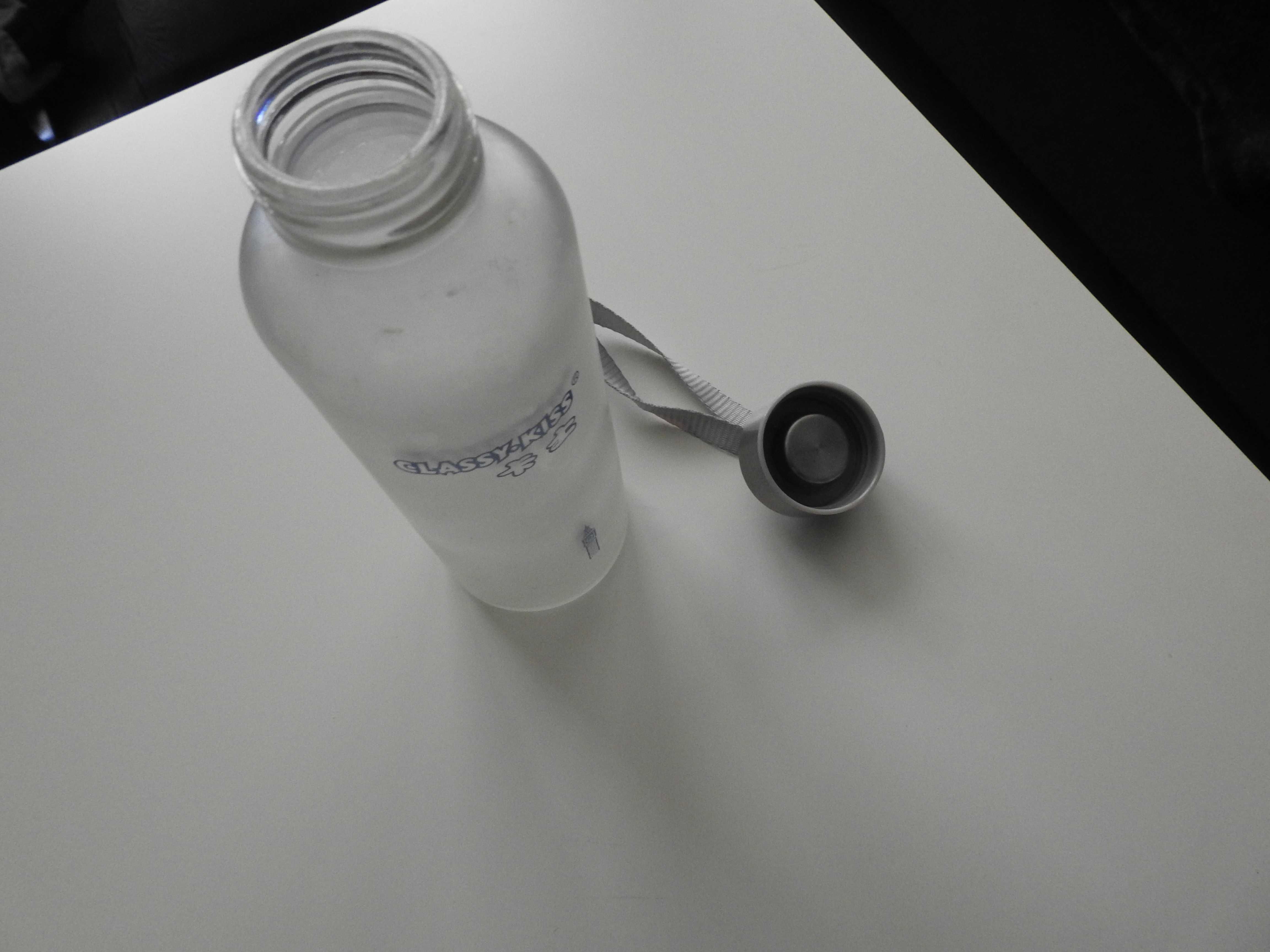 Szklana butelka, szkło białe mleczne, z nakrętką.