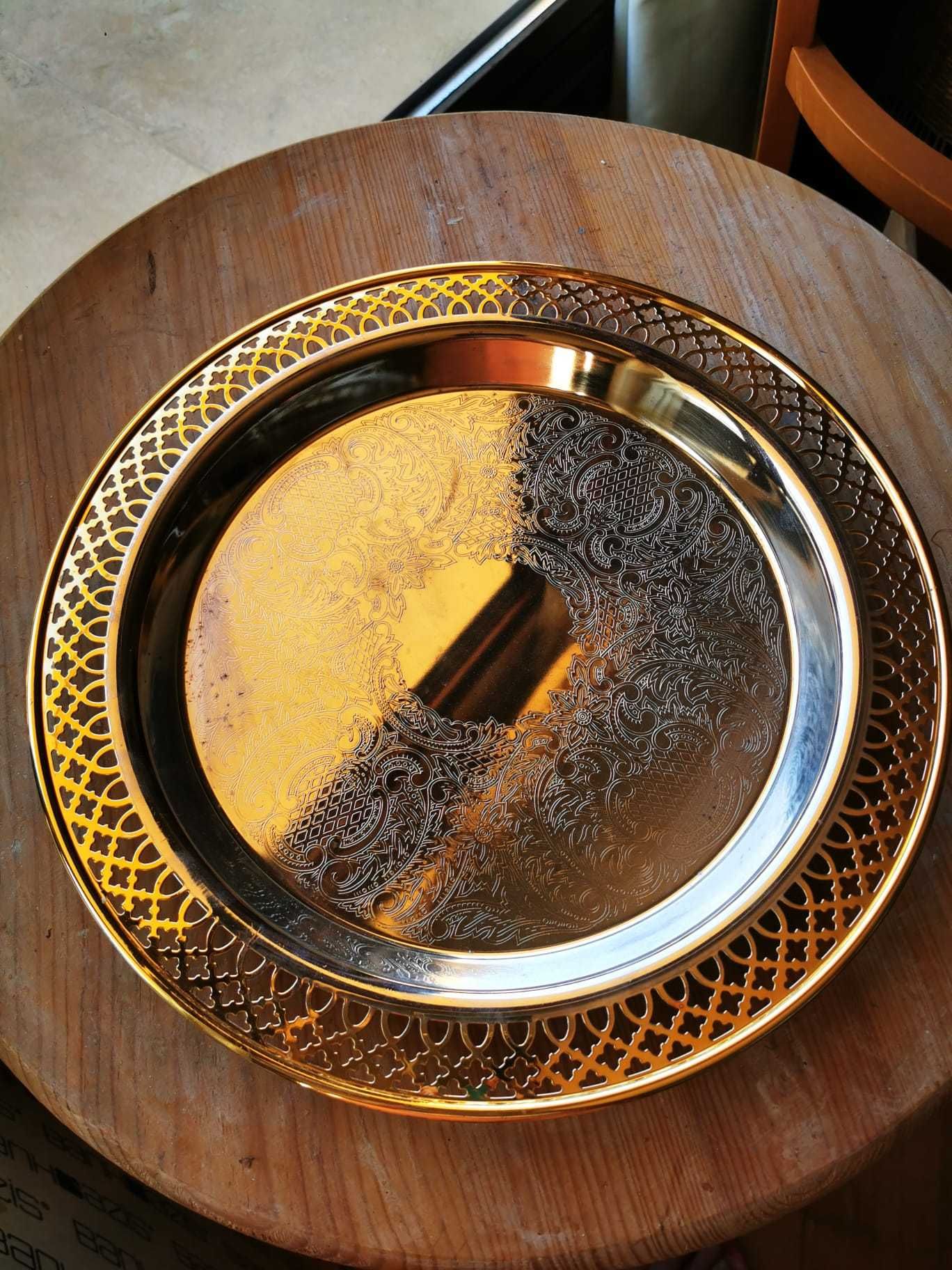 Prato decoração em com fundo prata e borda dourada
