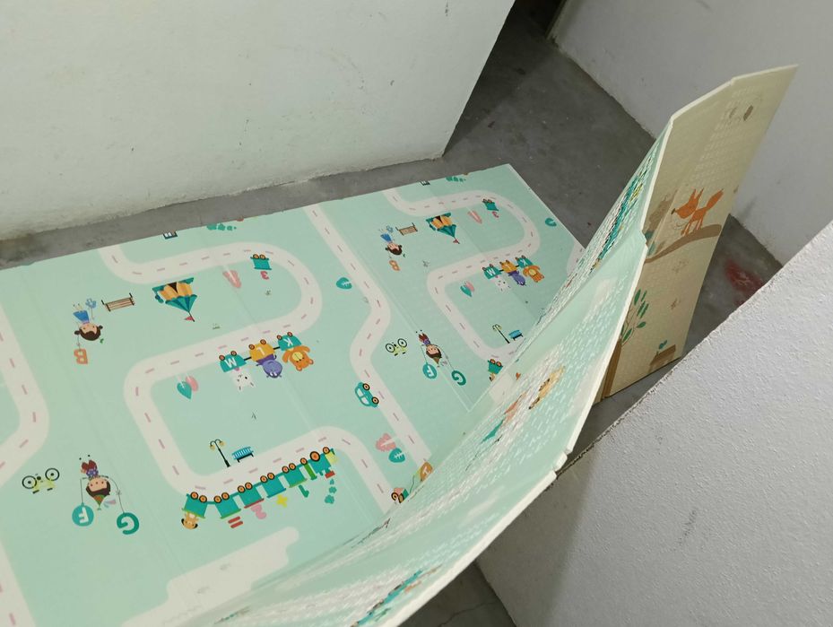 Vendo tapete de atividades reversível e ginásio da Vertbaudet